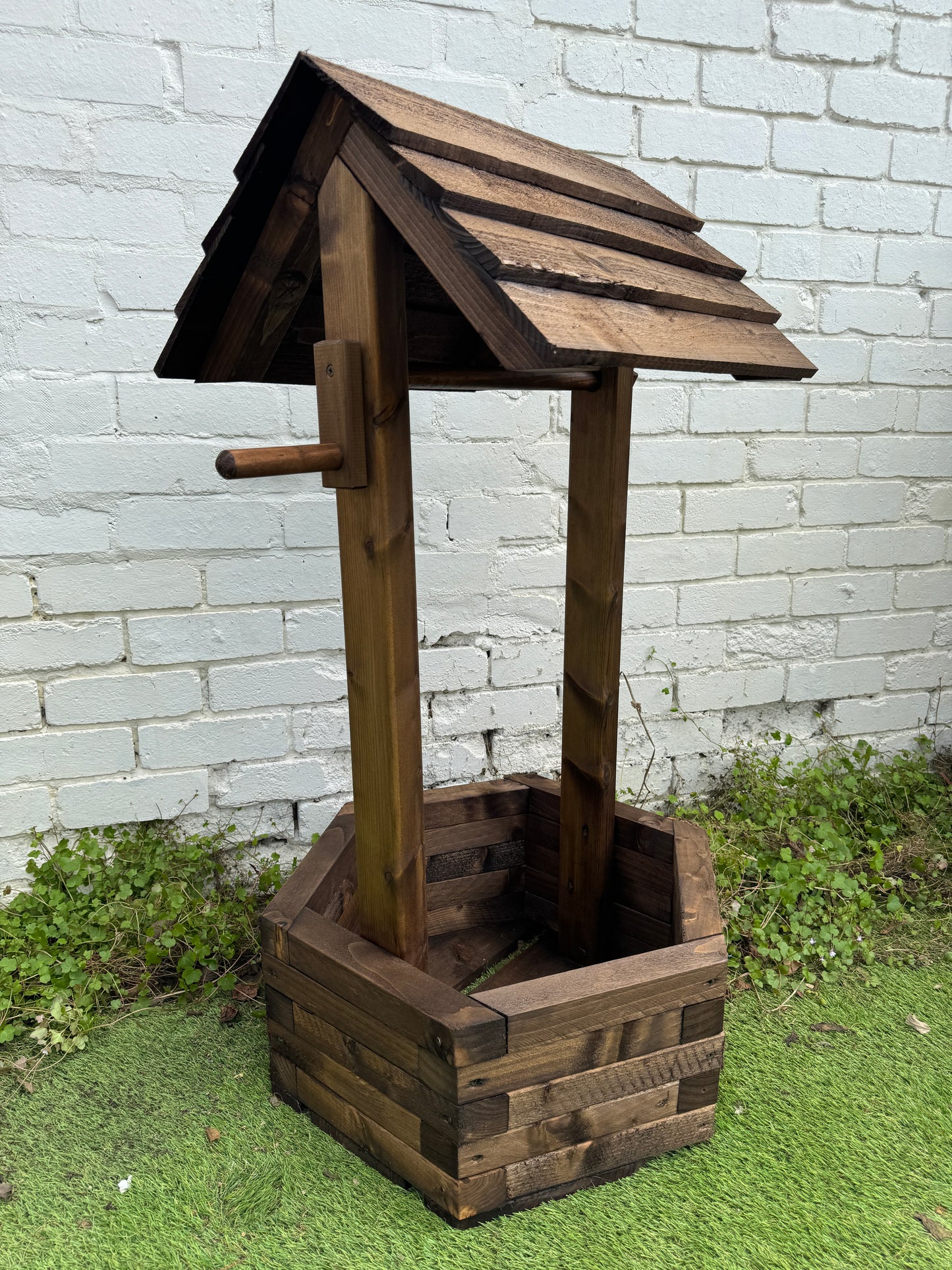 Garden wishing well planter