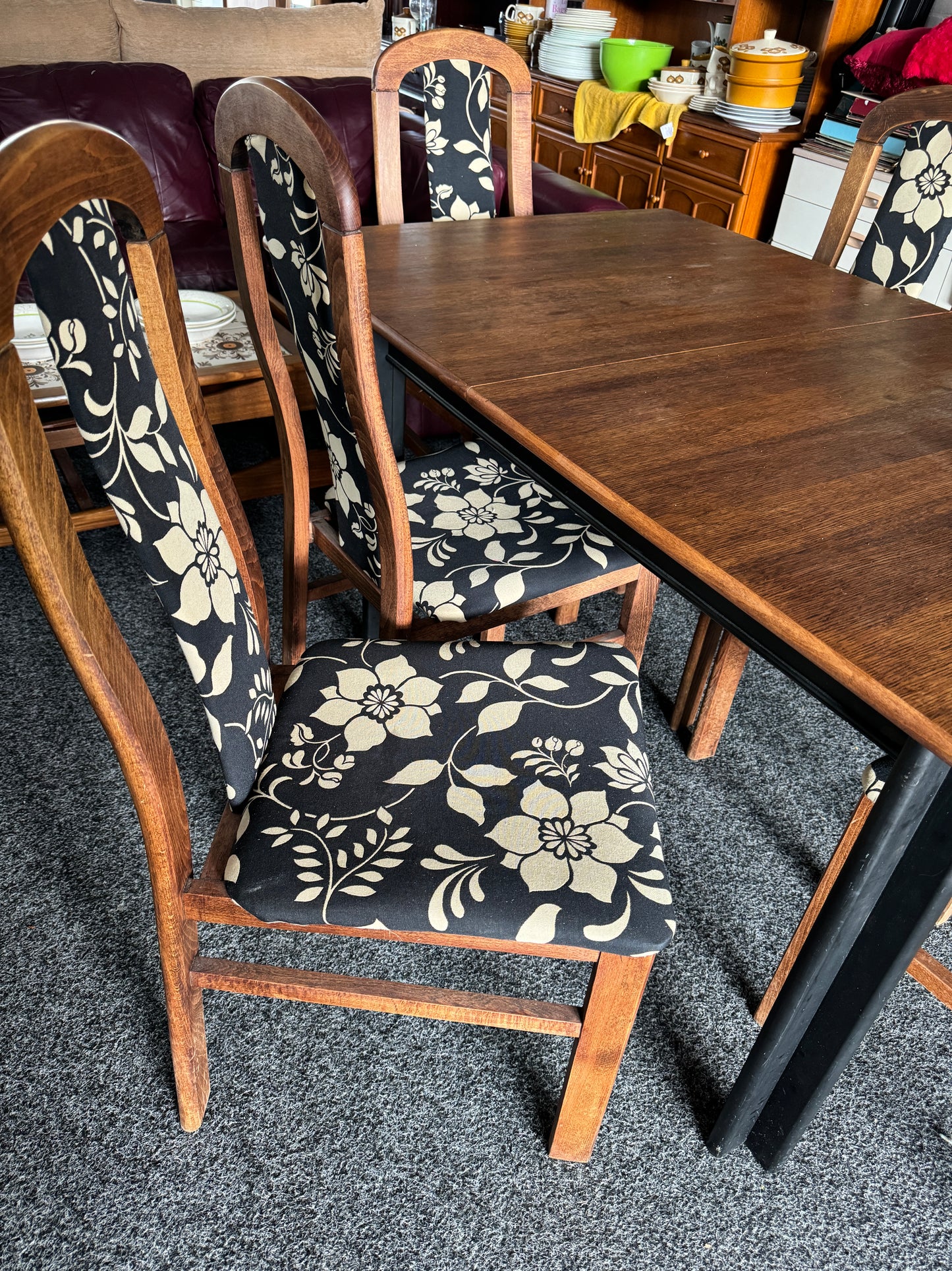 Oak extendable table and 6 chairs