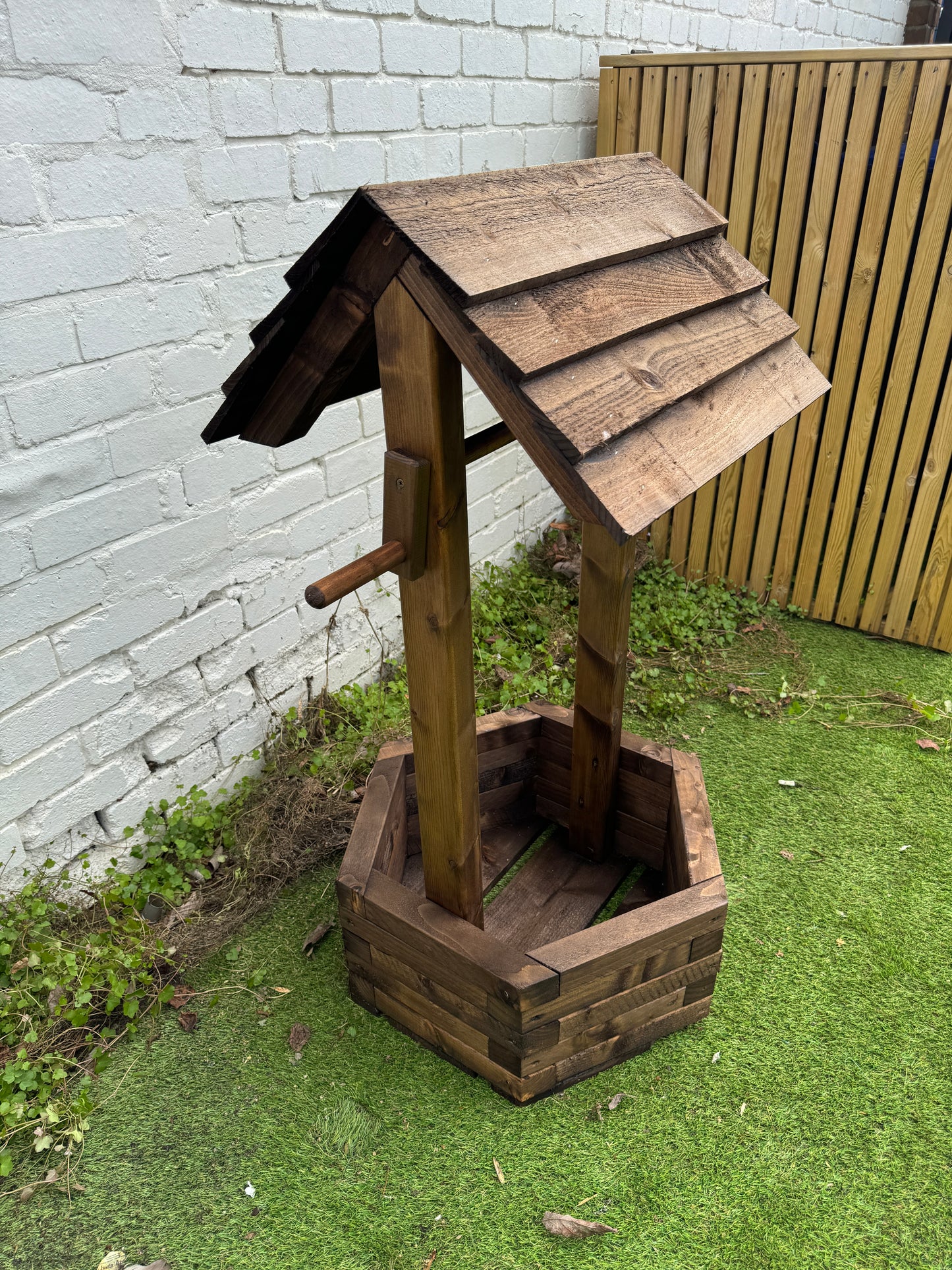 Garden wishing well planter